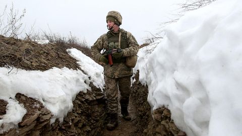 Ukrainischer Soldat auf Patrouille