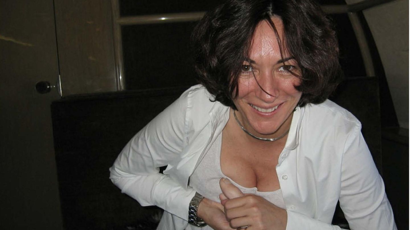 Ghislaine Maxwell lehnt sich sitzend nach vorne