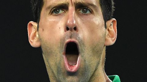 Novak Djokovic mit offenem Mund bei einem Tennis-Spiel