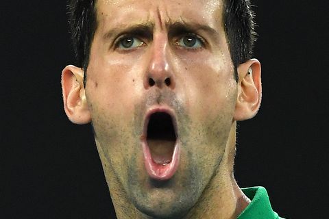 Novak Djokovic mit offenem Mund bei einem Tennis-Spiel
