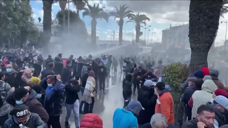 Video: Tunesien: Mit Wasserwerfern gegen Demonstranten