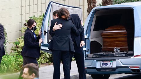 Jon Stamos sucht am Leichenwagen Halt bei Sänger John Mayer
