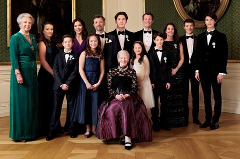 Königin Margrethe II. (M.) im Kreise ihrer Familie