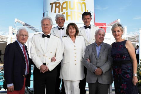Regisseur und Schauspieler von Traumschiff posieren auf dem Pooldeck eines Kreuzfahrtschiffes