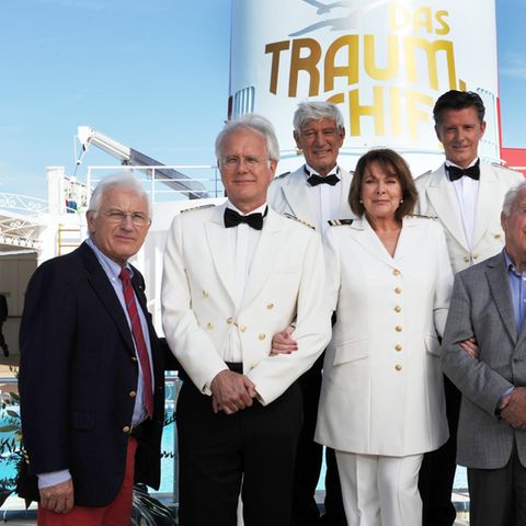 Regisseur und Schauspieler von Traumschiff posieren auf dem Pooldeck eines Kreuzfahrtschiffes