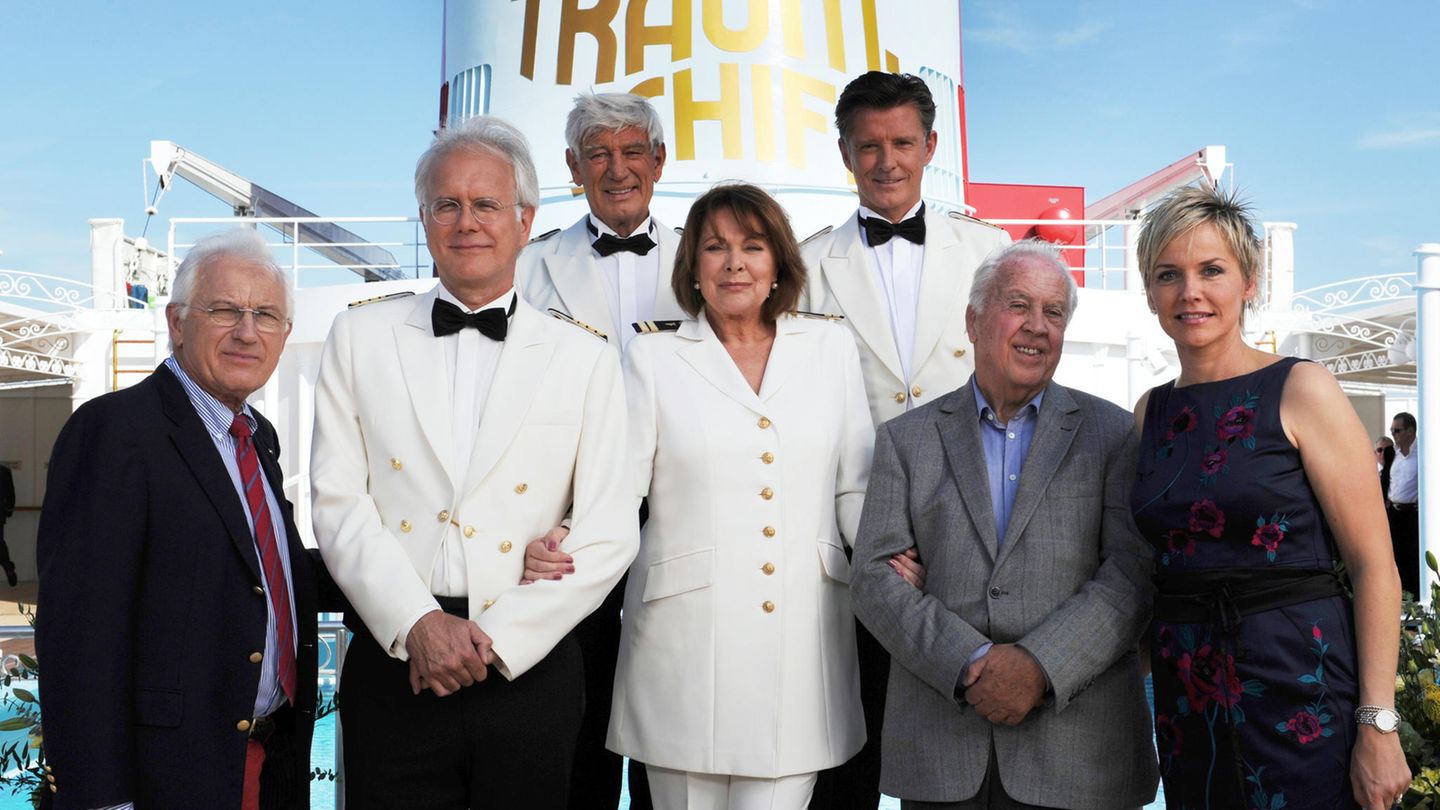 Regisseur und Schauspieler von Traumschiff posieren auf dem Pooldeck eines Kreuzfahrtschiffes