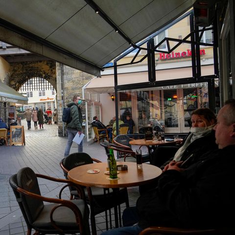 Niederlande, Valkenburg: Menschen genießen die Wiedereröffnung von Geschäften