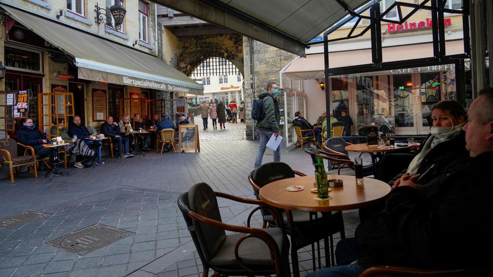 Niederlande, Valkenburg: Menschen genießen die Wiedereröffnung von Geschäften