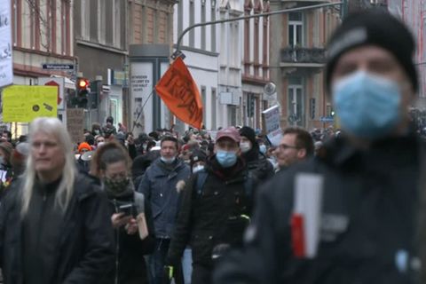 Video: Impfpflicht-Gegner unterwegs in Frankfurt, Paris und Rom