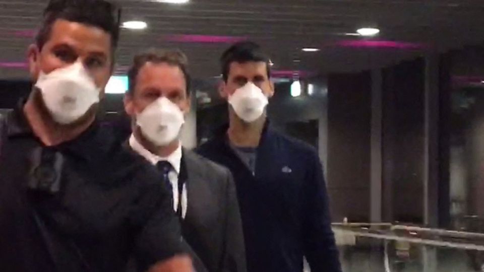 Novak Djokovic am Flughafen von Melbourne vor seiner Abreise Novak Djokovic am Flughafen von Melbourne vor seiner Abreise
