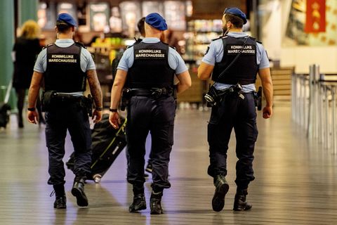 Die Militärpolizisten der Koninkliijke Marechaussee sind für die Sicherheit am Amsterdamer Flughafen Schiphol verantwortlich