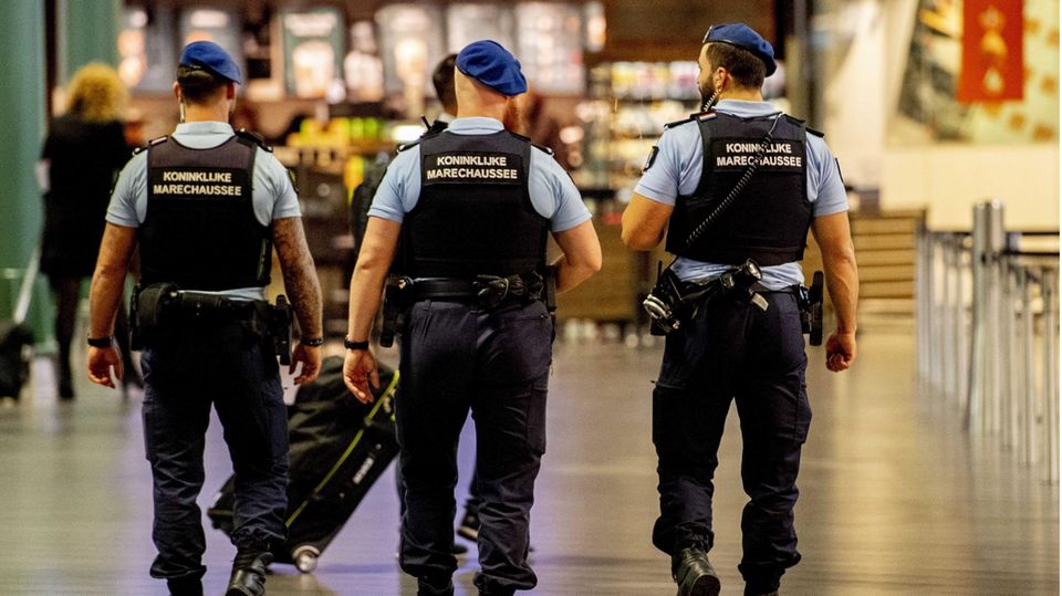 Die Militärpolizisten der Koninkliijke Marechaussee sind für die Sicherheit am Amsterdamer Flughafen Schiphol verantwortlich