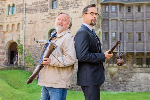 Jan Josef Liefers mit einem Morgenstern mit zwei Metallkugeln und Axel Prahl mit einer Armbrust beim Dreh zum neuen "Tatort" 