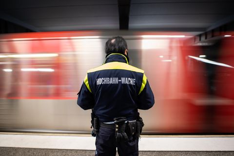 Sicherheitsmann der Bahn