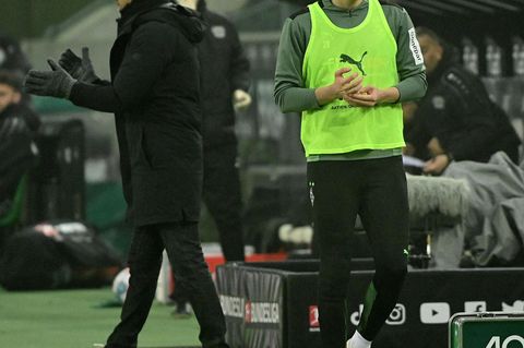 Sie zeigen einander die kalte Schulter: Mönchengladbachs Trainer Adi Hütter (l.) und Nationalspieler Matthias Ginter