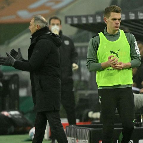 Sie zeigen einander die kalte Schulter: Mönchengladbachs Trainer Adi Hütter (l.) und Nationalspieler Matthias Ginter