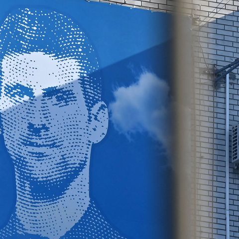 Belgrad: Ein Wandplakat, das den serbischen Tennisspieler Novak Djokovic zeigt, hängt an einen Gebäude