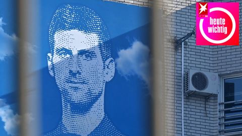 Belgrad: Ein Wandplakat, das den serbischen Tennisspieler Novak Djokovic zeigt, hängt an einen Gebäude