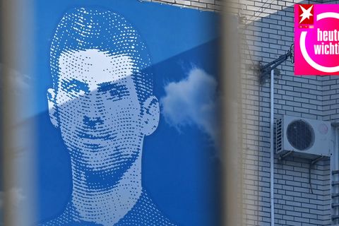 Belgrad: Ein Wandplakat, das den serbischen Tennisspieler Novak Djokovic zeigt, hängt an einen Gebäude
