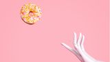 Gerichte mit Geschichte: Donuts Holländische Siedler sollen es, so zumindest die verbreitetste Ansicht, gewesen sein, die im frühen 18. Jahrhundert bei ihrer Immigration ins frühe New York Olykoek mitbrachten. Der Ölkuchen gilt als ein Vorläufer, der heutigen Krapfen. Damals hatte er aber noch nicht die spezielle Ringform des heutigen Donuts (auch Doughnut). Genau die will nämlich der damals 16-jährige Amerikaner Hanson Gregory zur Mitte des 19. Jahrhunderts auf einem Schiff erfunden haben. "Das erste Donut-Loch, das je von sterblichen Augen gesehen wurde", habe er, erzählte er später einmal in einem Interview mit der Boston Post, mit dem Deckel einer runden Pfefferbüchse in den Donut gestanzt. Die Eintrittskarte in den Mainstream lieferte Jahrzehnte später aber ein Russe. Der New Yorker Bäcker Adolph Levitt soll laut "Smithsonian Magazine" die erste Donut-Maschine gebaut und damit den Weg zur Massenproduktion geebnet haben.