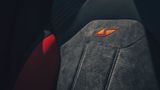 Alcantara und Stickereien gehören bei solchen Modellen zum guten Ton