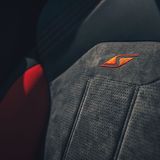 Alcantara und Stickereien gehören bei solchen Modellen zum guten Ton