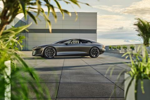 Die Front und Seitenlinie des Audi Grandsphere kann sich sehen lassen