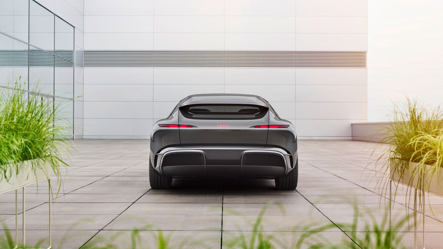 Das Heck zeigt eine neue Formensprache und auffällige, schmale LED-Rückleuchten. Sie heben sich von aktuellen Audi-Modellen ab.
