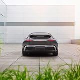 Das Heck zeigt eine neue Formensprache und auffällige, schmale LED-Rückleuchten. Sie heben sich von aktuellen Audi-Modellen ab.