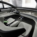 Hinter den großen Türen öffnet sich ein geräumiger und luftiger Innenraum.