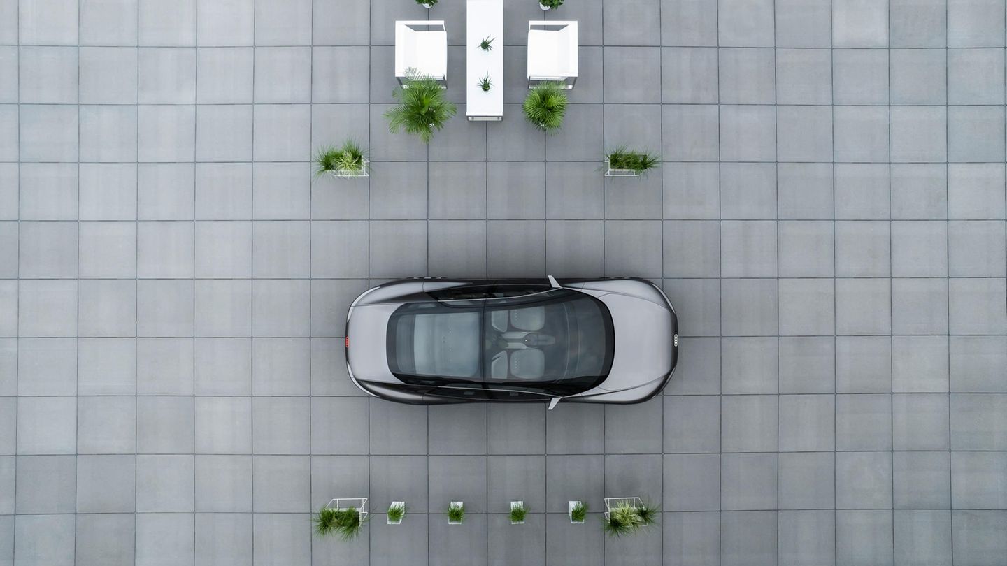 Ein Blick von oben zeigt, warum der Audi Grandsphere so hell und luftig erscheint: Das Dach ist komplett aus Glas.