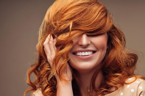 Eine Frau mit rot-orangener Haarpracht