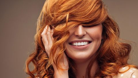 Eine Frau mit rot-orangener Haarpracht