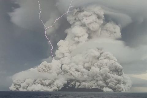 Vor Tonga: Unterwasservulkan bricht aus – die Eruption im Video