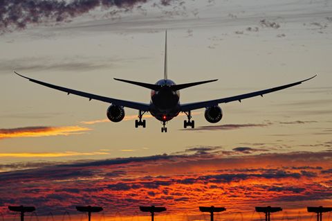 Ein Flugzeug im Landeanflug