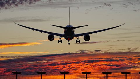 Ein Flugzeug im Landeanflug