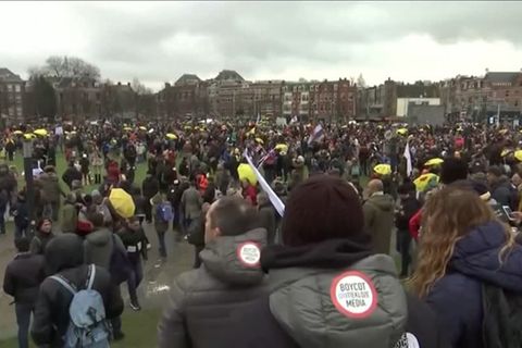 Video: Amsterdam: Tausende demonstrieren gegen Coronabeschränkungen