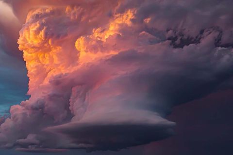 Gigantische Superzelle am Himmel von Sonne beleuchtet