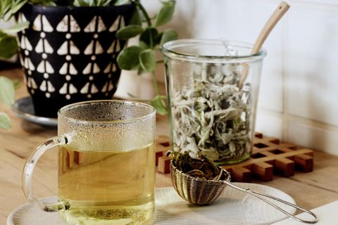 Eine dampfende Tasse Salbeitee