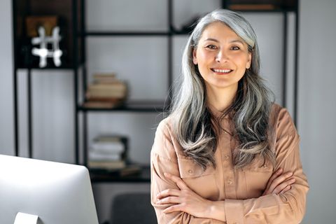 Frau mit grauen Haaren