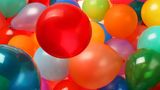 Menschen mit einem Ballonfetisch werden auch "Looners" genannt. Manchen von ihnen reicht schon der Anblick von aufgeblasenen Ballons. Andere mögen das Gefühl im Mund und den Akt des Ballonaufblasens. Wiederum andere stehen auf den Knall, wenn ein Ballon platzt.