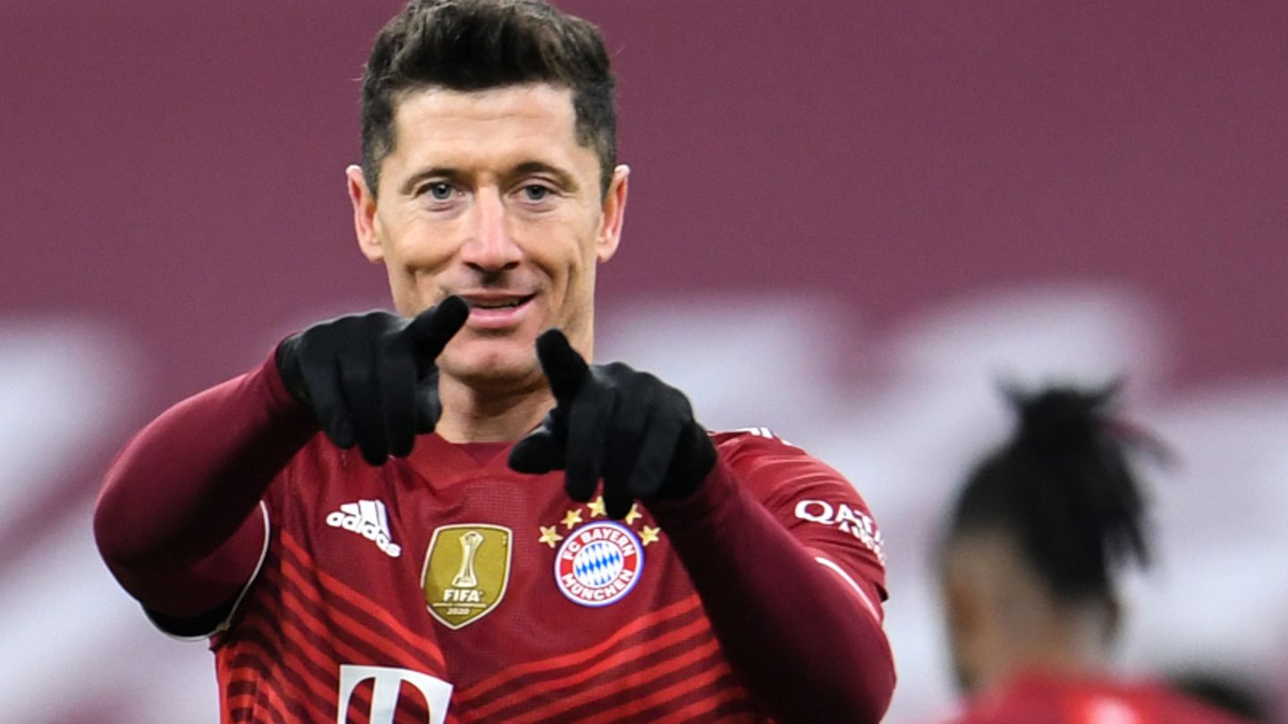 Bayern Münchens Robert Lewandowski jubelt über seinen Treffer zum 4:0 gegen den VfL Wolfsburg