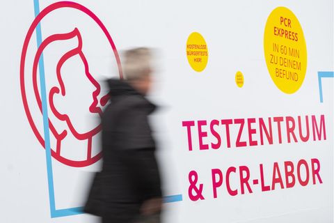 Hannover: Ein Mann läuft an einem Testzentrum für das Corona-Virus vorbei