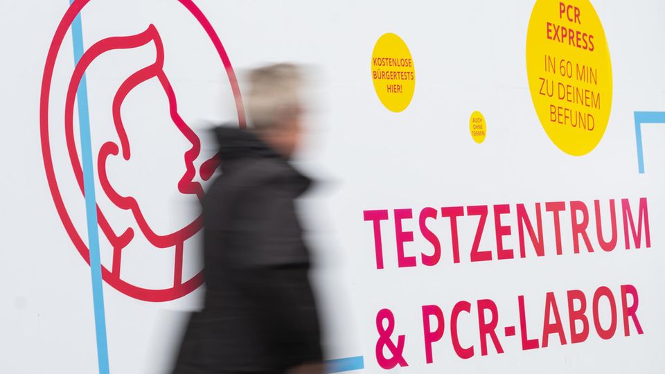 Hannover: Ein Mann läuft an einem Testzentrum für das Corona-Virus vorbei