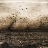 Dreck spritzt auf einem Feld