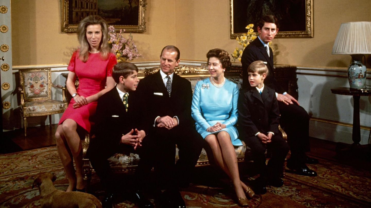 The royal family at Buckingham Palace, London, 1972. Left to right: Princess Anne, Prince Andrew, Prince Philip, Queen Elizabeth, Prince Edward and Prince Charles. (Photo by Fox Photos/Hulton Archive/Getty Images)Elizabeth II Die Royals 1972 auf einem Sofa in ihrem Palast