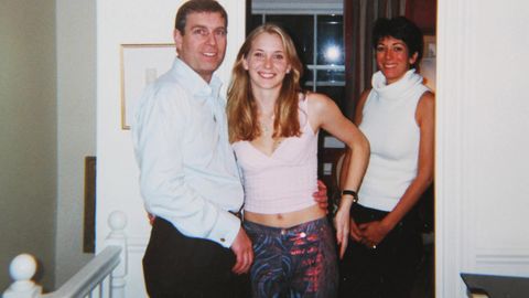 Prinz Andrew mit Virginia Giuffre im Jahr 2001