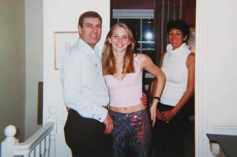 Prinz Andrew mit Virginia Giuffre im Jahr 2001