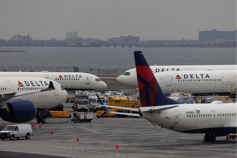 Passagierflugzeuge von Delta Airlines auf dem John-F.-Kennedy-Flughafen  in New York