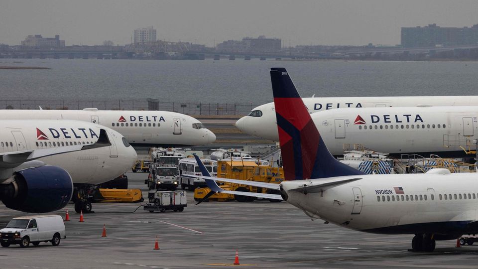 Passagierflugzeuge von Delta Airlines auf dem John-F.-Kennedy-Flughafen  in New York